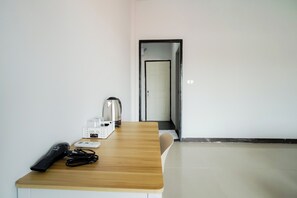 Studio, 1 Queen Bed, Balcony | Desk, free WiFi - NP Place Santitham (Chiang Mai)