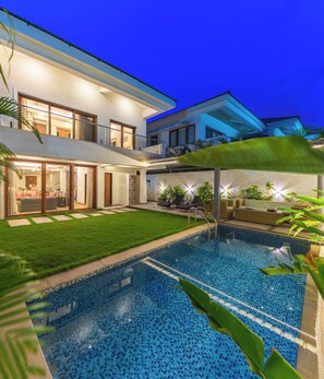Una piscina al aire libre