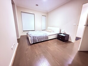 4 bedrooms, iron/ironing board, WiFi, bed sheets - 4Bedroom Bungalow in Williams Landing (Williams Landing)
