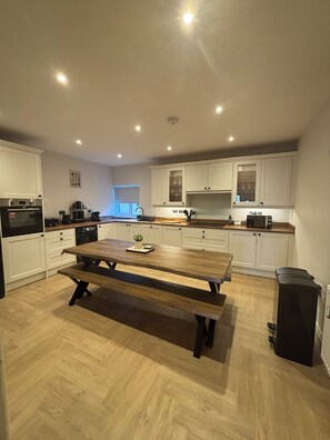 Private kitchen - Little Harbours Hideaway - 3 bedroom barn conversion set in 6 acres of land  (Stoke Prior)