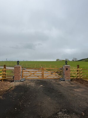 Property grounds - Little Harbours Hideaway - 3 bedroom barn conversion set in 6 acres of land  (Stoke Prior)