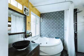 Studio Suite, 1 King Bed | Bathroom - Snap Inn Thaphae (Mueang Chiang Mai)