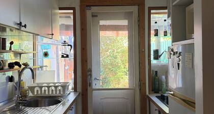 Cozy cabin with garden in Almada, near the ferry to Lisbon.