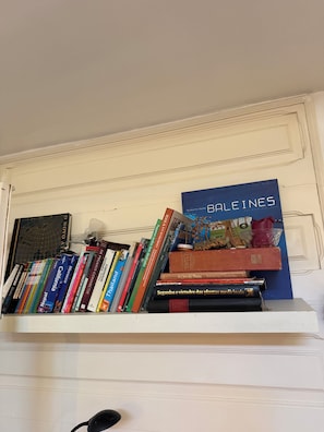 Uma estante com vários livros e um globo.