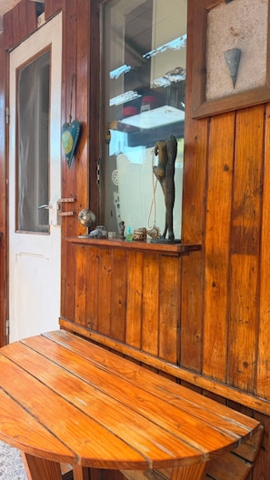 Um banco de madeira e uma janela com um objeto decorativo.