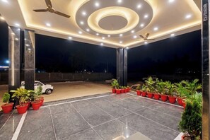 تفاصيل الفندق من الخارج