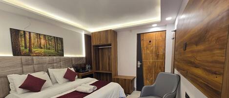 Ein ordentlich eingerichtetes Schlafzimmer mit Bett, Stuhl, Kleiderschrank und einem Gemälde an der Wand.