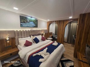 Ein Zimmer mit einem Galaxy S24 Ultra, das ein Bett, ein Kopfteil, Nachttische, einen Spiegel und ein Bild an der Wand zeigt.