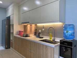 Deluxe-Zweibettzimmer, Stadtblick | Eigene Küche