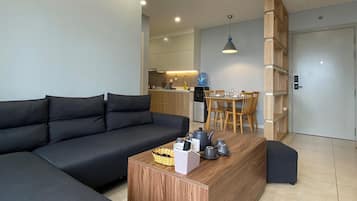 Deluxe Twin Room, City View | Living area