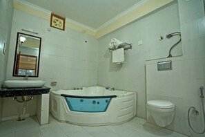 Luksussviitti, vuoristonäköala | Kylpyhuone