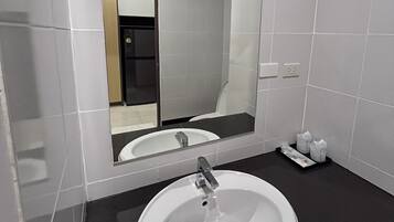 Standard Double Room, 1 Katil Raja (King) | Bilik Mandi