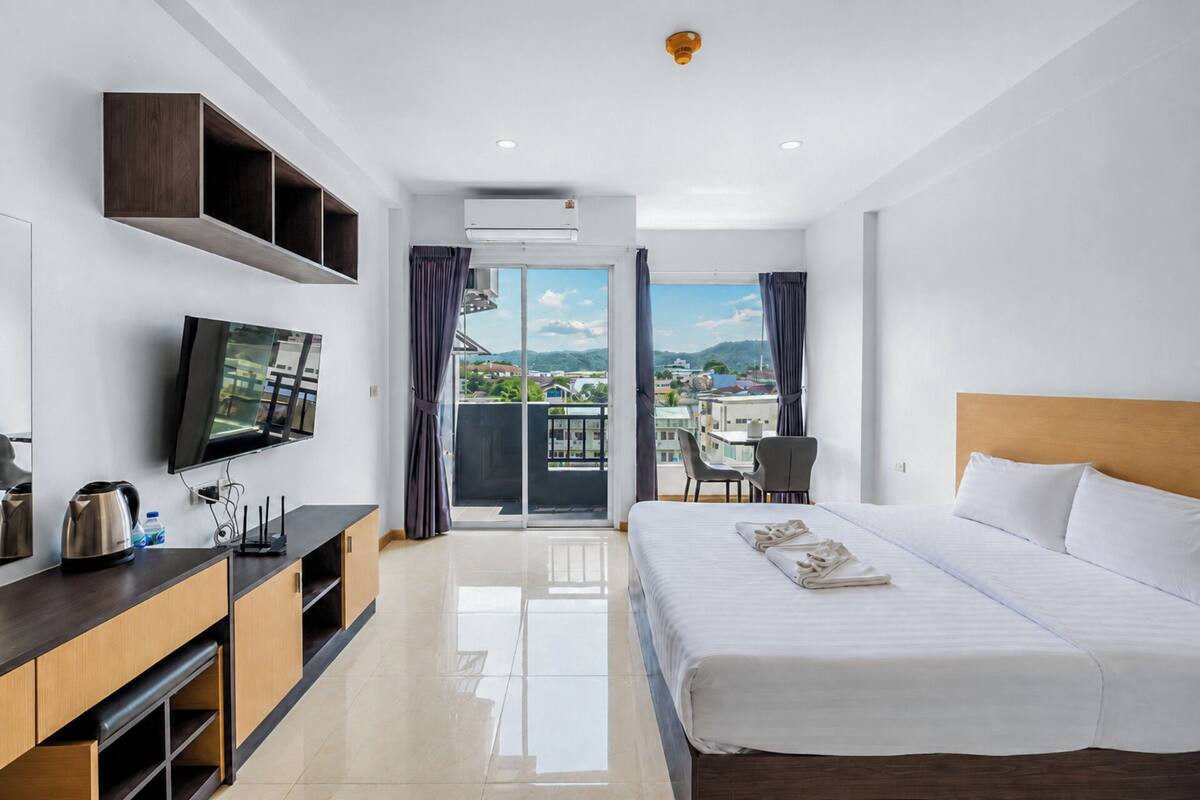 Escritorio, cortinas blackout, sistema de insonorización y wifi gratis 