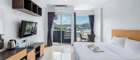 Superior Room with Balcony Mountain View | Bureau, rideaux d’obscurcissement, système d’insonorisation