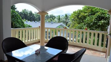 Appartement, balkon | Buiten dineren