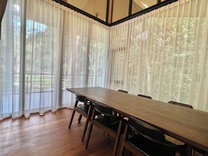 Hide Away Villa | Area keluarga | Televisi 32-inci dengan saluran TV kabel