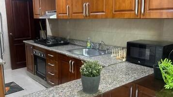Microondas, horno, parrilla de estufa y cafetera y tetera
