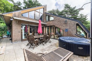 A modern house with a patio, a hot tub, and a dining area with outdoor furniture. - Etretat sight Beach cliffs Golf - 332m2 13pers, 232m2 8pers, 107m2 5pers - 4str (Étretat)