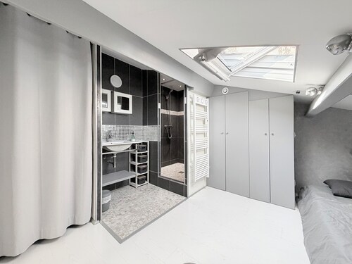 Small cocoon in quiet residence with swimming pool