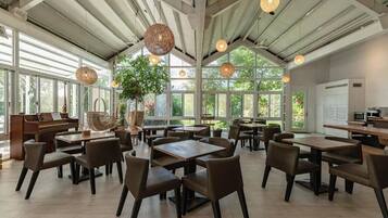 Stuga Comfort - balkong - utsikt mot innergården | Restauranger