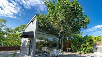 Casa Classic, balcone, vista cortile | Ristorazione all'aperto