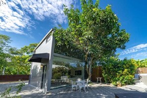 Casa clássico, sacada, vista para o pátio | Opções para refeição ao ar livre