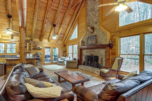 Groups Welcome! Cozy Creek-Front Cabin in Old Fort