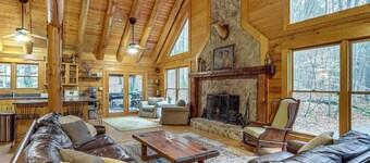 Groups Welcome! Cozy Creek-Front Cabin in Old Fort