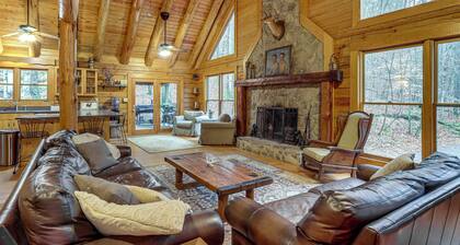 Groups Welcome! Cozy Creek-Front Cabin in Old Fort