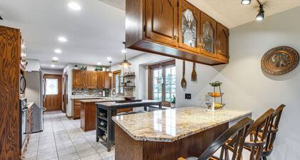 Fun w/ Family! Peaceful Countryside Tiffin Retreat