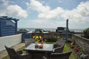 Outdoor dining - SeaDreamz –Stylish Seafront Retreat in Penzance (Penzance)