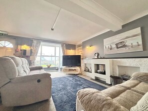 TV, fireplace - SeaDreamz –Stylish Seafront Retreat in Penzance (Penzance)