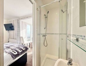 Shower - SeaDreamz –Stylish Seafront Retreat in Penzance (Penzance)