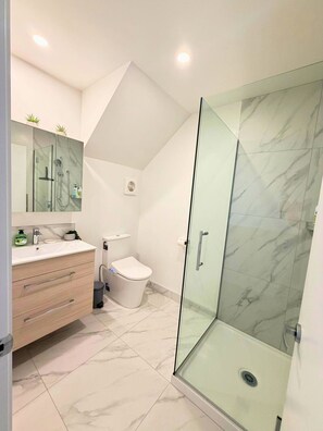 Hair dryer, towels - Spacious 2BR Townhouse with Yard Wilmer Street (Christchurch)