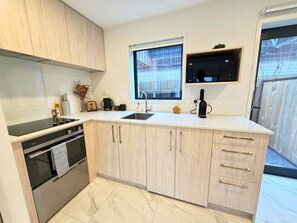 Fridge, microwave, oven, stovetop - Spacious 2BR Townhouse with Yard Wilmer Street (Christchurch)