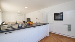 Cafetera/tetera, refrigerador, microondas, horno
