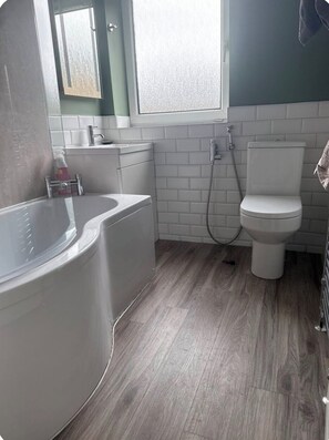 Towels, soap, toilet paper - Beautiful 3-bedroom house in Glasgow perfect for your getaway (Glasgow)