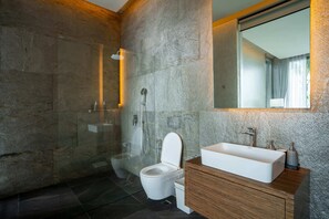 Douche, sèche-cheveux, bidet, serviettes fournies