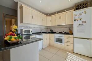 Wasserkocher mit Kaffee-/Teezubehör, Kühlschrank, Mikrowelle, Ofen