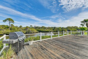 Terrace/patio - Island Vibes! Canal-Front Home in Port Charlotte (Port Charlotte)