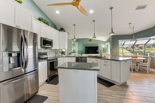 Island Vibes! Canal-Front Home in Port Charlotte
