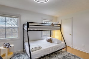 Iron/ironing board, travel cot, Internet, bed sheets - Sandusky Adventure Hub: Patios, Grill + Yard! (Sandusky)
