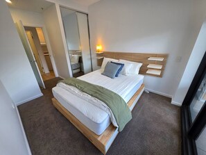 Room - Griffith Apartment | Prime Location+Courtyard+Gym (Griffith)