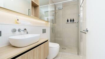 Een douche, een haardroger, handdoeken