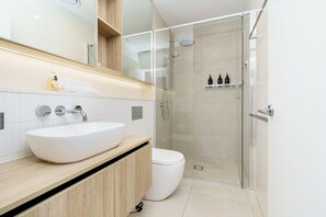 Een douche, een haardroger, handdoeken