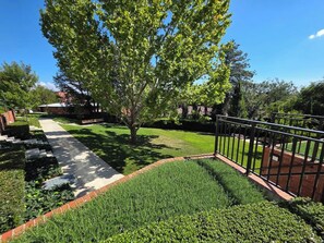 Property grounds - Griffith Apartment | Prime Location+Courtyard+Gym (Griffith)