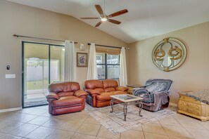Interior - Extended Stay in Tampa Area! Spacious Home w/ Yard (Riverview)