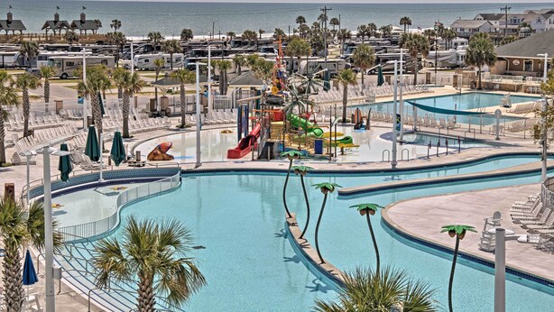 Ein Resort mit mehreren Schwimmbecken, einem Wasserpark und Blick auf den Ozean.