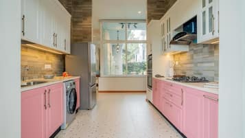 Deluxe Villa, Balcony, City View | Private kitchen