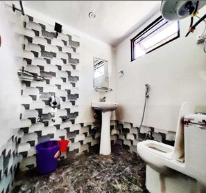 Deluxe Room, Mountain View | Bathroom - The Loyal Residency  (Awoora)